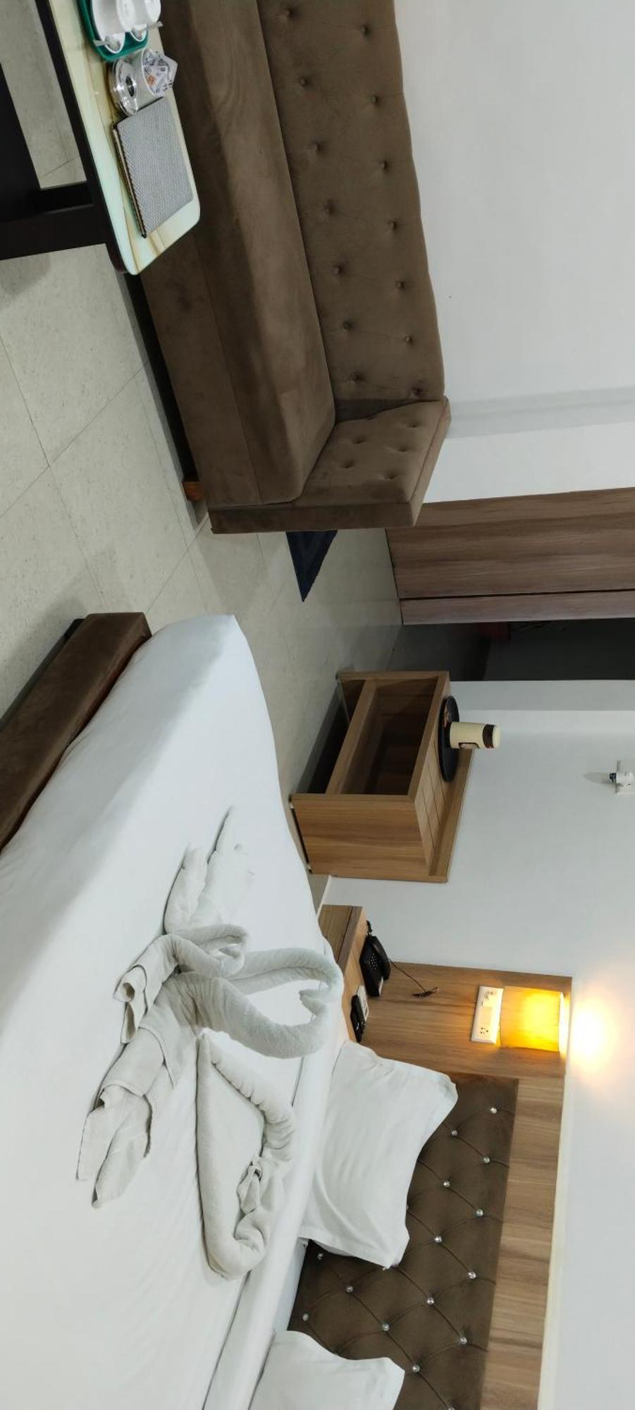 Hotel Lakeview By Bookingcare Chhatarpur Eksteriør billede