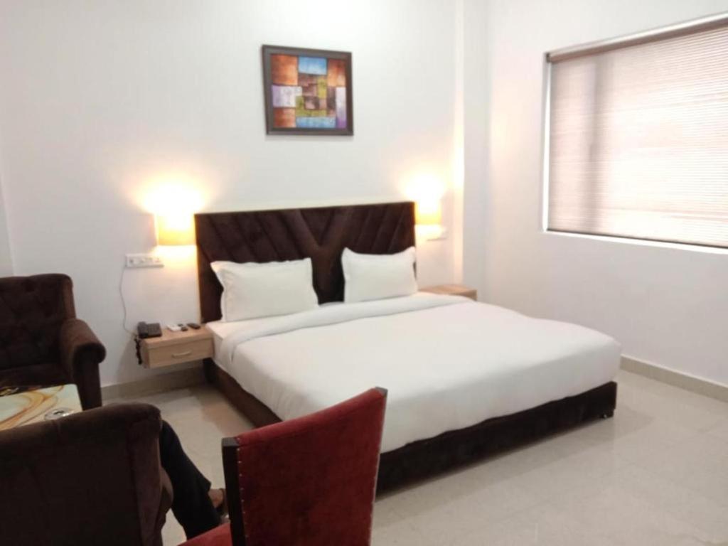 Hotel Lakeview By Bookingcare Chhatarpur Eksteriør billede
